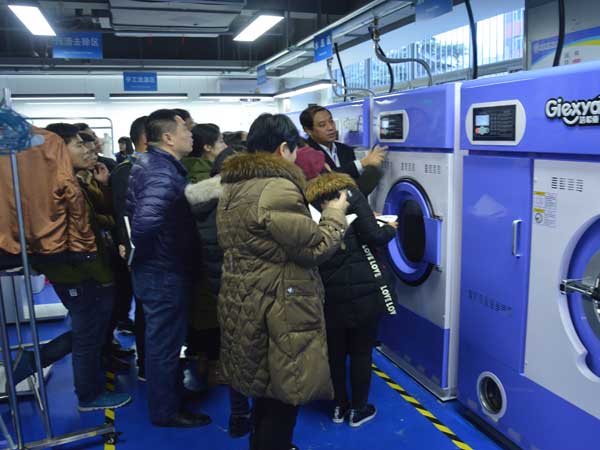大数据浪潮袭来 <a href='//www.kellyboren.com/aboutus.html'>洁希亚国际洗衣</a>带你握紧商机