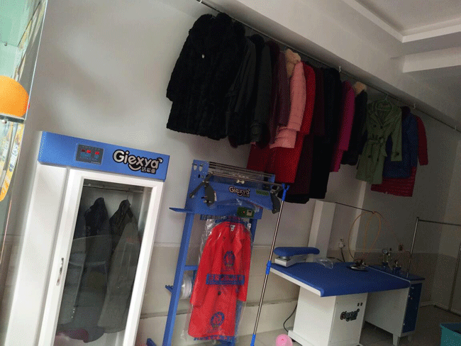 蒋女士加盟洁希亚干洗店内的新利体育平台集团有限公司
