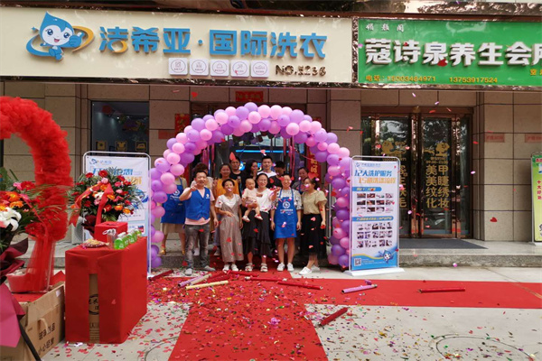 为什么有些衣物干洗后会发红啊